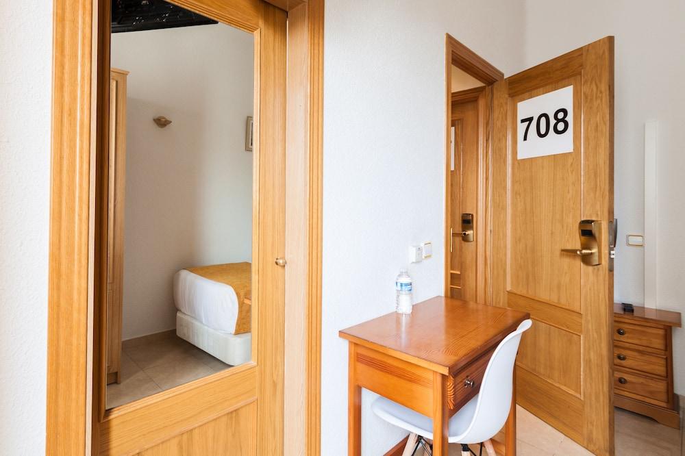 Hostal Josefina-Gran Via Madrid Exterior photo