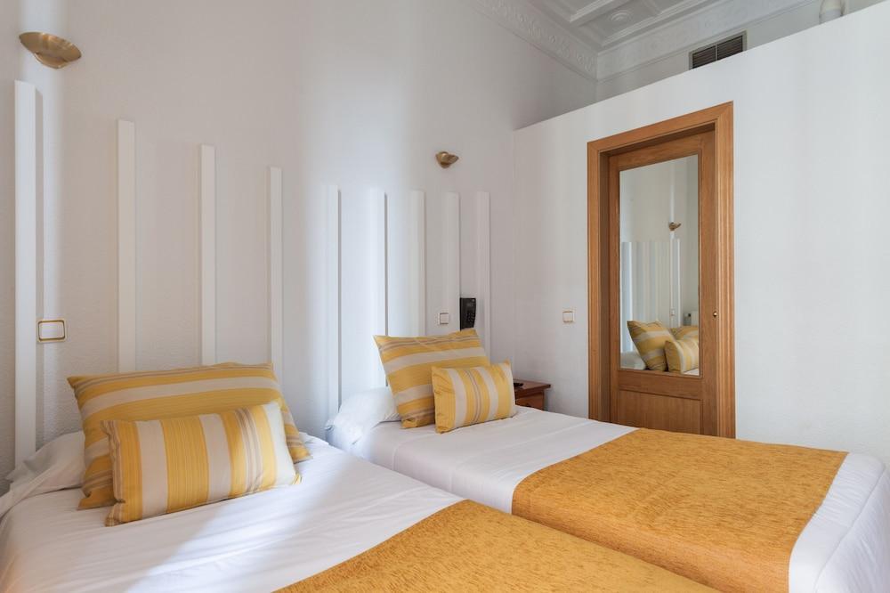 Hostal Josefina-Gran Via Madrid Exterior photo