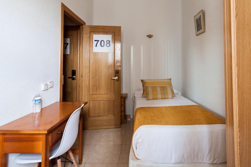 Hostal Josefina-Gran Via Madrid Exterior photo